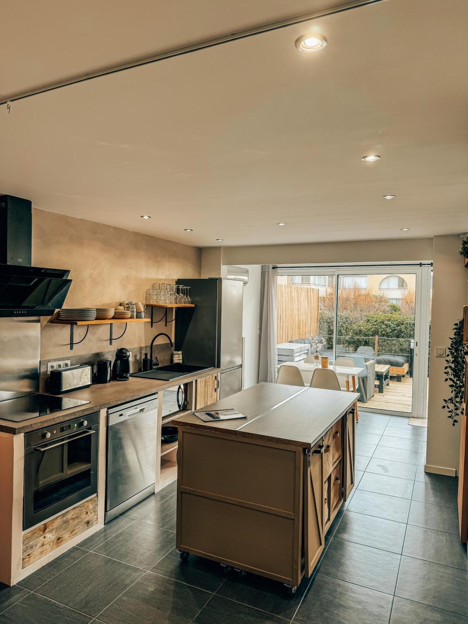 House 100m Plage, Sur Le Port. Appartement